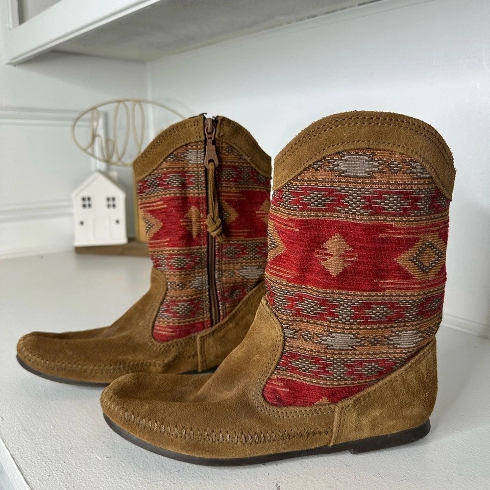 Botas para mujer Minnetonka 8 de gamuza y tejidas del suroeste con estampado azteca cremallera lateral Foto 1 de 4