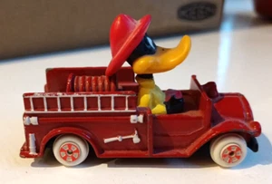 1988 ERTL LOONEY TUNES - DAFFY DUCK RED FIRE ENGINE TRUCK - DIECAST CAR TOY USA - Picture 1 of 6