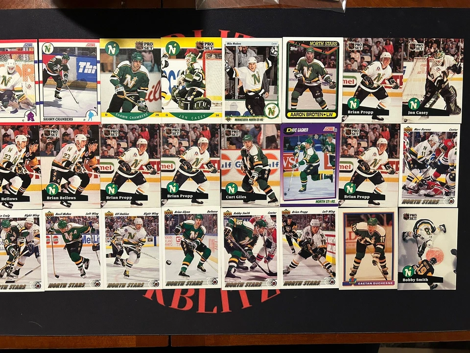 Minnesota North Stars team hockey card Lot Of 28 Cards - Image 1 of 2