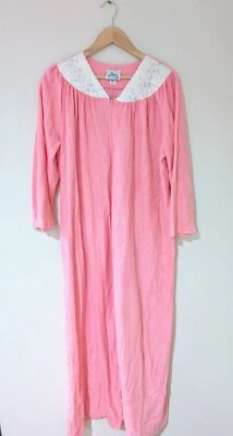 Maxi abrigo de casa vintage de terciopelo para mujer grande rosa con bordado de flores Foto 1 de 4