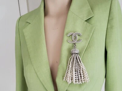 Chanel Statement Pearl brooch Pin no offer. - Image 1 of 4