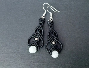 Ohrringe mit Rosenquarz-Perlen, Makramee Ohrhänger, schwarz - Sommer Modeschmuck - Bild 1 von 6