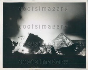 1939 Orribile incidente ferroviario deragliato che brucia di notte Bartlett IL foto stampa - Foto 1 di 2