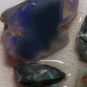 Hermoso 44.15CT *VIDEO NEGRO Lightning Ridge OPAL ÁSPERO / FROTAR / ESPÉCIMEN - Imagen 1 de 6