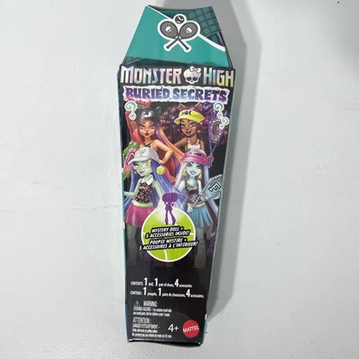 Monster High Ghoulia Yelps Buried Secrets Muñeca Onda 4 Colmillos junto a la cancha Foto 1 de 4