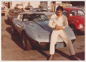 Hübscher schnurrbart muskulöser junger Mann lehnt sich an Oldtimer Gay Int Foto - Bild 1 von 7