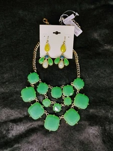 Gold Tone Jade Green Acrylic Cabochons Bulky Statement Necklace And Earrings Set - Picture 1 of 9
