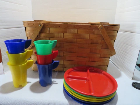 VTG 1950'S WOVEN WOOD PICNIC BASKET W/CUPS & PLATES BY JERYWIL Cover