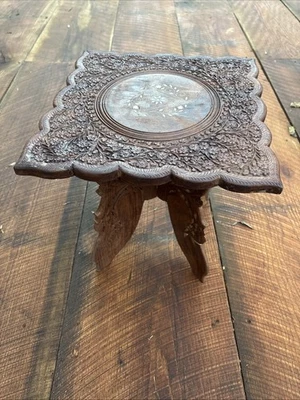 Mesa cuadrada decorativa de madera Foto 1 de 4