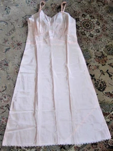 Vintage NEVER WORN Bradley Peach Full Slip Scalloped Edges Sz 36 Bias Cut - Picture 1 of 9
