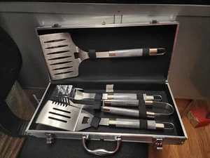Hell’s Kitchen 4 Pc BBQ Grill Set. NEW - Picture 1 of 4