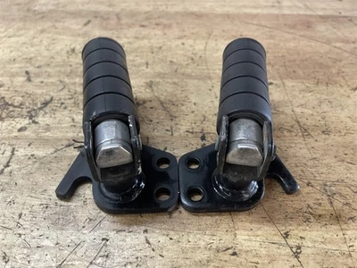 Clavija reposapiés trasero Yamaha V-Star 1100 Classic XVS1100 99 01 pasajero 04-09 OEM Foto 1 de 3