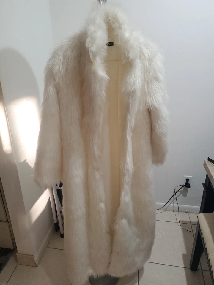 人造毛皮大衣长带衬里冬季白色,全新无标签(中型,大号)圣诞节 — 第 1/4 张图片