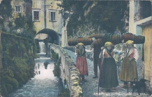 ITALIA Amalfi Valle mujer llevando vino 1927 PC - Imagen 1 de 2
