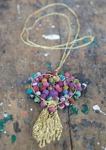 Collar de corazón con cuentas de tela reciclada color dorado de comercio justo - Imagen 1 de 1