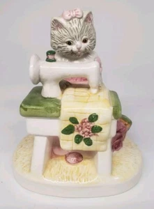 Kitsch Keramik weibliche Katze mit geblümter Nähmaschine Figur Vintage - Bild 1 von 6