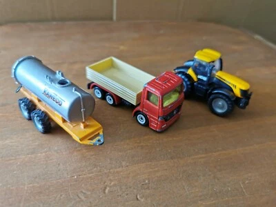 Tractor Siku 1 JCB, 1 camioneta de plataforma plana Mercedes y 1 remolque cisterna SIKU Foto 1 de 4