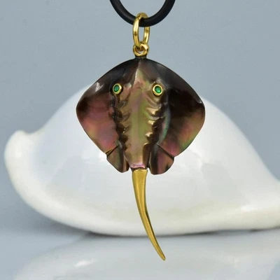 Stingray Pendant Mother-of-Pearl Emerald Eyes Gold Vermeil Sterling Silver 6.98g - Image 1 of 4