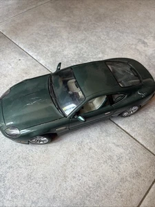 Maisto Premiere Edition 1:18 scale diecast model of an Aston Martin DB7 Vantage - Picture 1 of 5