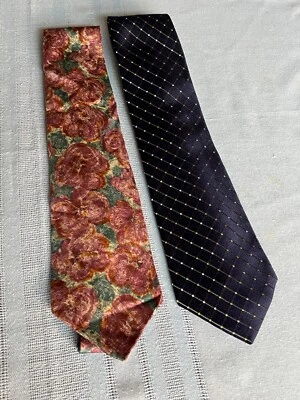 Lote de 2 corbatas Geoffrey Beene para hombre.   Azul marino, rosa floral. 100% seda. Foto 1 de 4