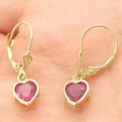 Pendientes colgantes colgantes enchapados en oro amarillo de 14 k con bisel de rubí rojo simulado con corazón de 2 quilates Foto 1 de 4