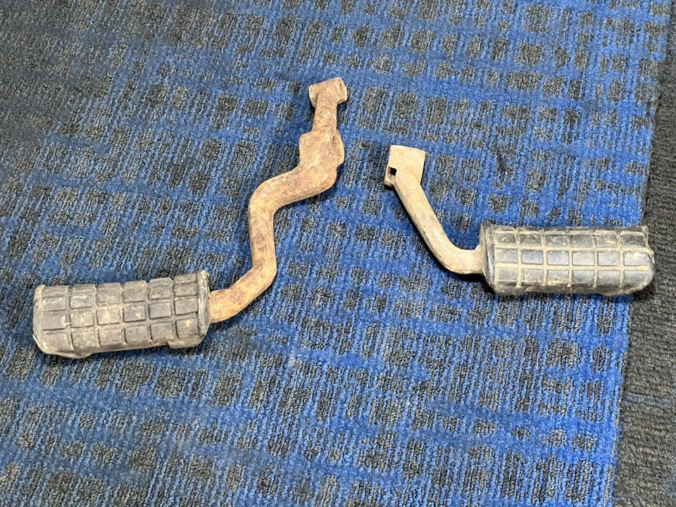 Hervidor de agua Suzuki GT750 Water Buffalo estriberas izquierda y derecha conductor delantero Foto 1 de 4