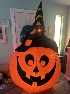 Bonita calabaza inflable de Halloween con luces Gemmy Giant 8’ soplada por aire - Imagen 1 de 9