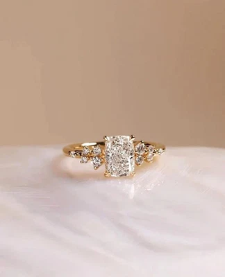 真品莫桑石 2 克拉靠垫切割订婚戒指 14K 镀黄金 — 第 1/4 张图片