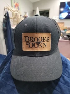 Brooks And Dunn Sombrero de Malla Negro Parche de Cuero Ajustable Camionero Concierto Mercancía - Imagen 1 de 8