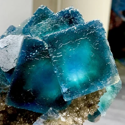 Muestra de cristal mineral fluorita cúbica azul transparente natural de 1,6 lb/China Foto 1 de 4