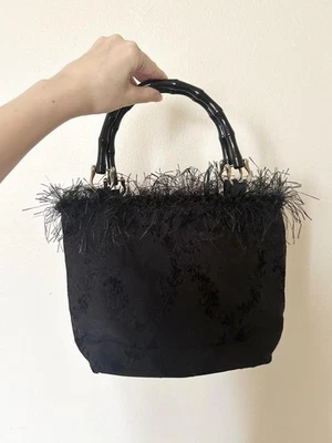 Cartera satinada vintage negra con ribete de plumas Foto 1 de 3