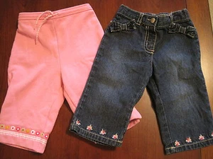 2 Paar Gymboree Mädchen Hosen Blume Denim blau Jeans + rosa Hose 3-6 Monate gebraucht, in einwandfreiem Zustand  - Bild 1 von 9