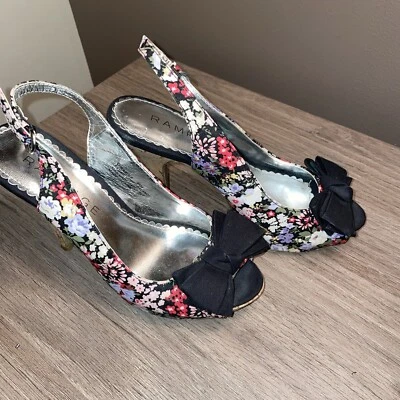 Sandalias de tacón alto Florales Rampage para dama “Girasole” talla 6,5 con lazo COMO NUEVAS Foto 1 de 4