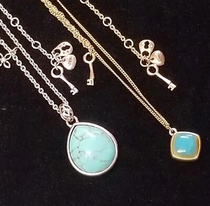 Collares colgantes de turquesa sintética firmados en fósil (2) llaves de trébol de abeja tono plata - Imagen 1 de 5