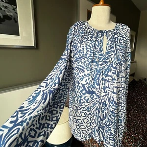 - Lilly Pulitzer Willa Top Fluido Azul y Blanco Cerradura Cuello Cuerdas MED - Imagen 1 de 9