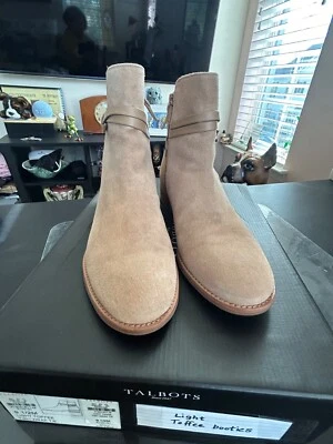 WOMENS NWT 9.5 M TALBOTS LIGHT TOFFEE SOFT SUEDE SIDE ZIP ANKLE BOOTS MSRP $199 - Imagem 1 de 4