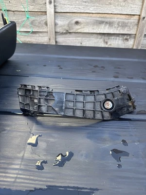 Toyota iQ Rear Left Side Bumper Retainer Bracket 5257574011 09-14 Genuine - Image 1 of 2