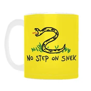 Taza sin paso en snek (versión dibujada), 11 oz/15 oz meme de parodia bandera serpiente Gadsden - Imagen 1 de 6