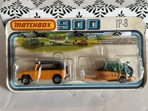 Vintage Matchbox 900 TP-8 orange Feldauto/Anhänger & grünes Motorrad auf Karte - Bild 1 von 11