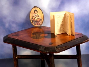 antik Puppenstube Miniatur Holz Tisch Kunsthandwerk Intarsien Wandbild Kalender - Bild 1 von 6