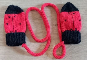 Handschuhe für Baby handgestrickt Universa Marienkäfer rot schwarz - Bild 1 von 1