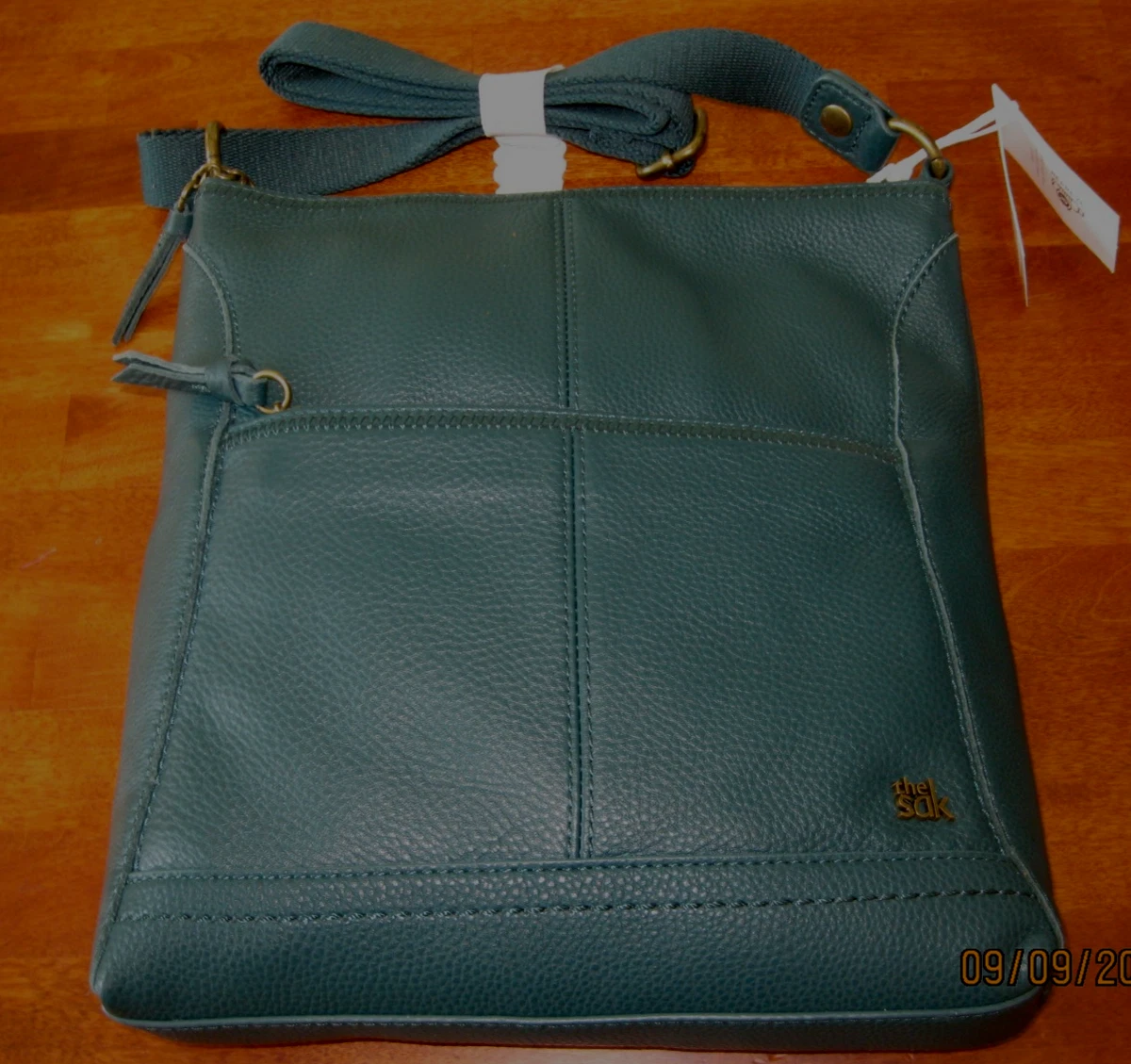 حقيبة كروسبودي من الجلد من ذا ساك للنساء - حزام قابل للتعديل مع جيوب بسحاب، لون أزرق ترابي