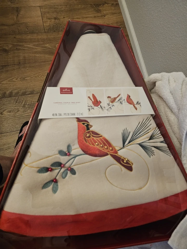 Hallmark 纪念红衣主教夫妇圣诞树裙/全新见 DESC 注释。 — 第 1/2 张图片