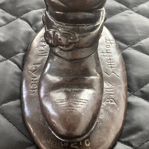 Seltene Bronzeskulptur Western Cowboystiefel Merrill Lynch von Billy Saathoff - Bild 1 von 16