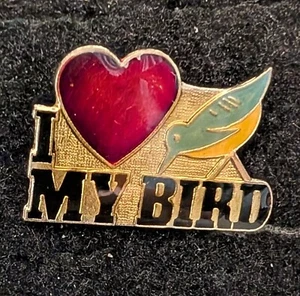 Ancienne épingle à chapeau j'aime (coeur) mon oiseau taille 1" par 7/8" couleur or et rouge - Photo 1/1