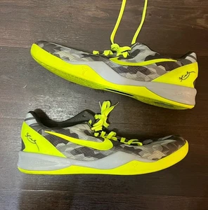 Nike Kobe 8 VIII System Grey Camo Volt #555035-063 Uomo Taglia 14 Ottime Condizioni - Foto 1 di 11