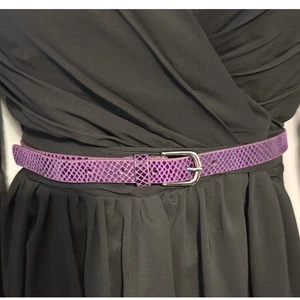 Cinturón ajustado Via Spiga púrpura piel de serpiente cuero italiano genuino hebilla plateada - Imagen 1 de 11