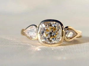 Anillo de compromiso de diamantes talla cojín de 2,75 quilates acabado en oro de 14 quilates lados de pera - Imagen 1 de 10