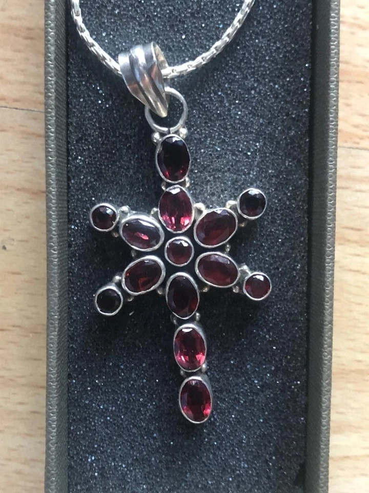 Collier in argento 925 anni '60 con croce circa 35gr argento e rubini - Immagine 1 di 4