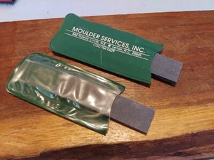 (2) Pietra per affilare tasche vintage con custodia 3" x 3/4" NOS anni 70-80 advertiser - Foto 1 di 11